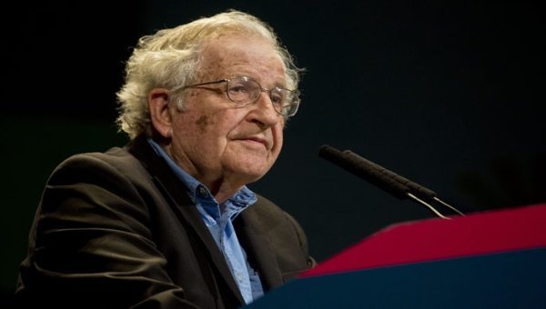 Noam Chomsky consideró que el racismo está lejos de erradicarse pese a que es menos acentuado al vivido hace siglos. | Foto: EFE